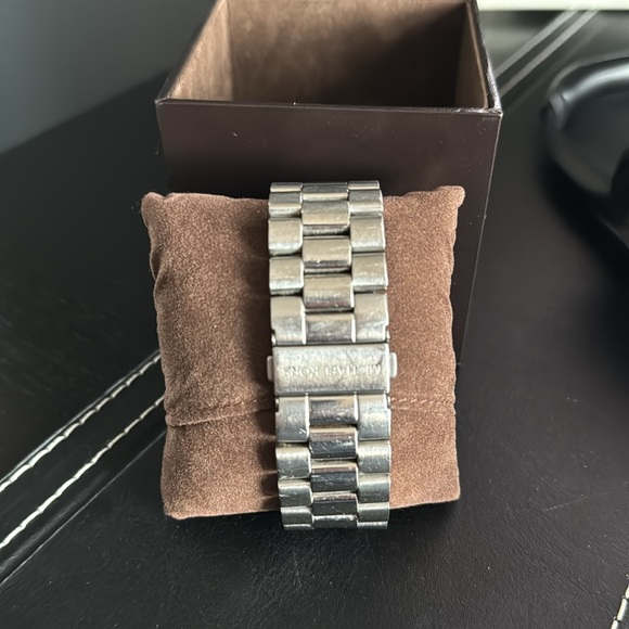 Designer Michael Kors MK8086 Runway Watch Silver Tone-Unisex, EUC New Battery - Picture 9 of 13